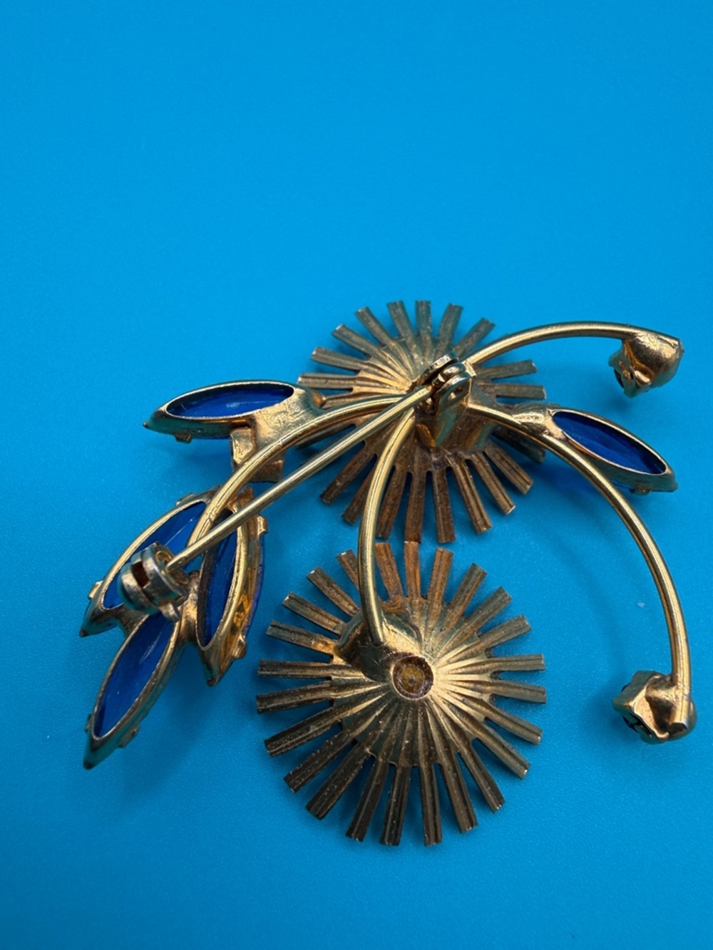 Vintage- Inspired Blue Crystal Sunburst Brooch - Unbranded stunning - Picture 2 of 4